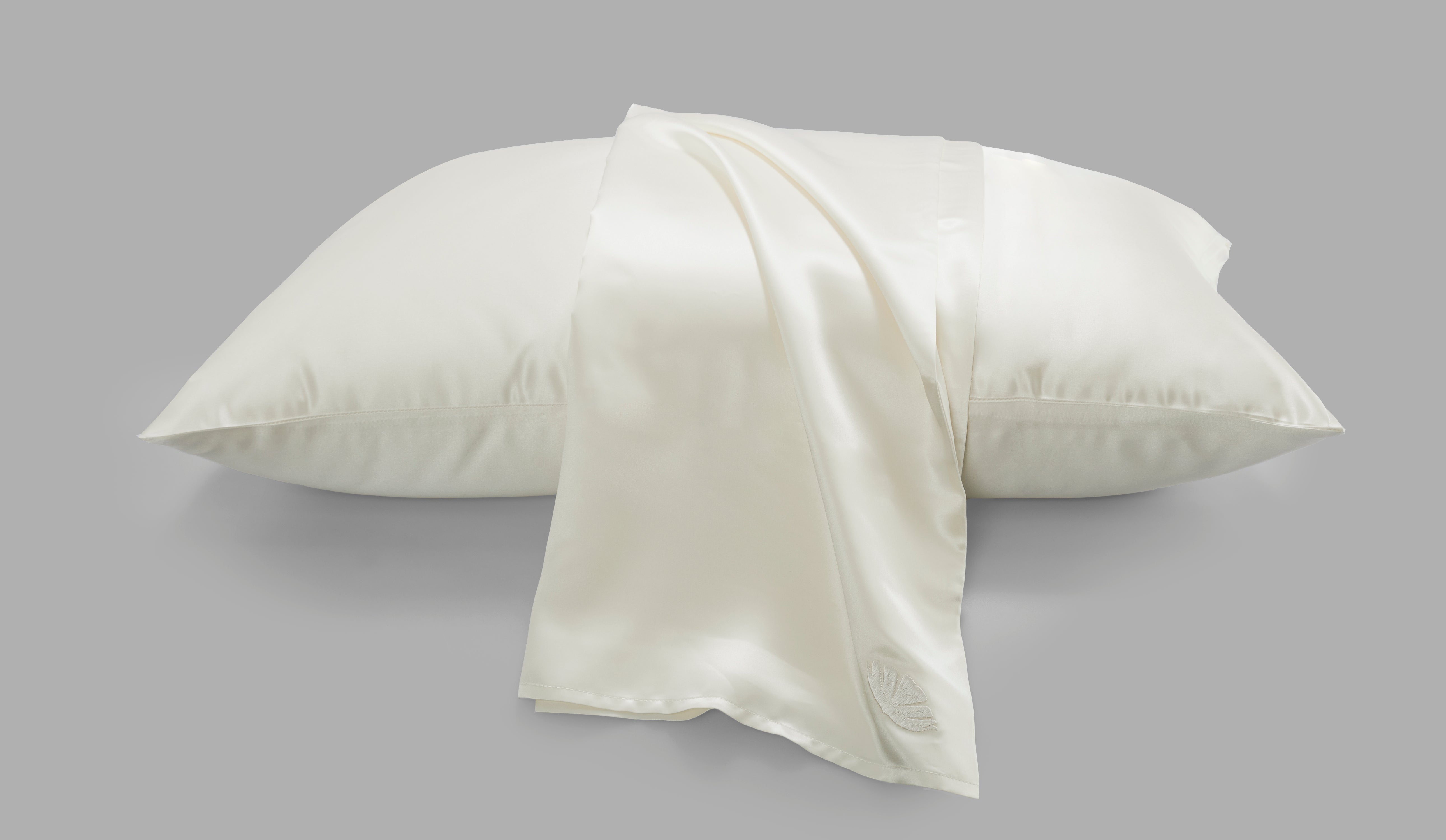 Le Seta white silk pillowcase by Perle Silk, crafted from premium-quality silk for a soft, smooth, and luxurious feel, designed to enhance sleep comfort and care for your skin and hair.