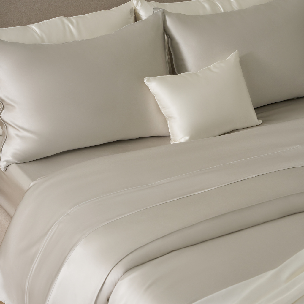 Close-up Perle Silk white fitted sheet crafted from 22 momme pure mulberry silk