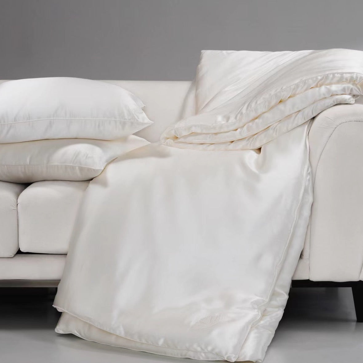 Silk comforter with silk shell