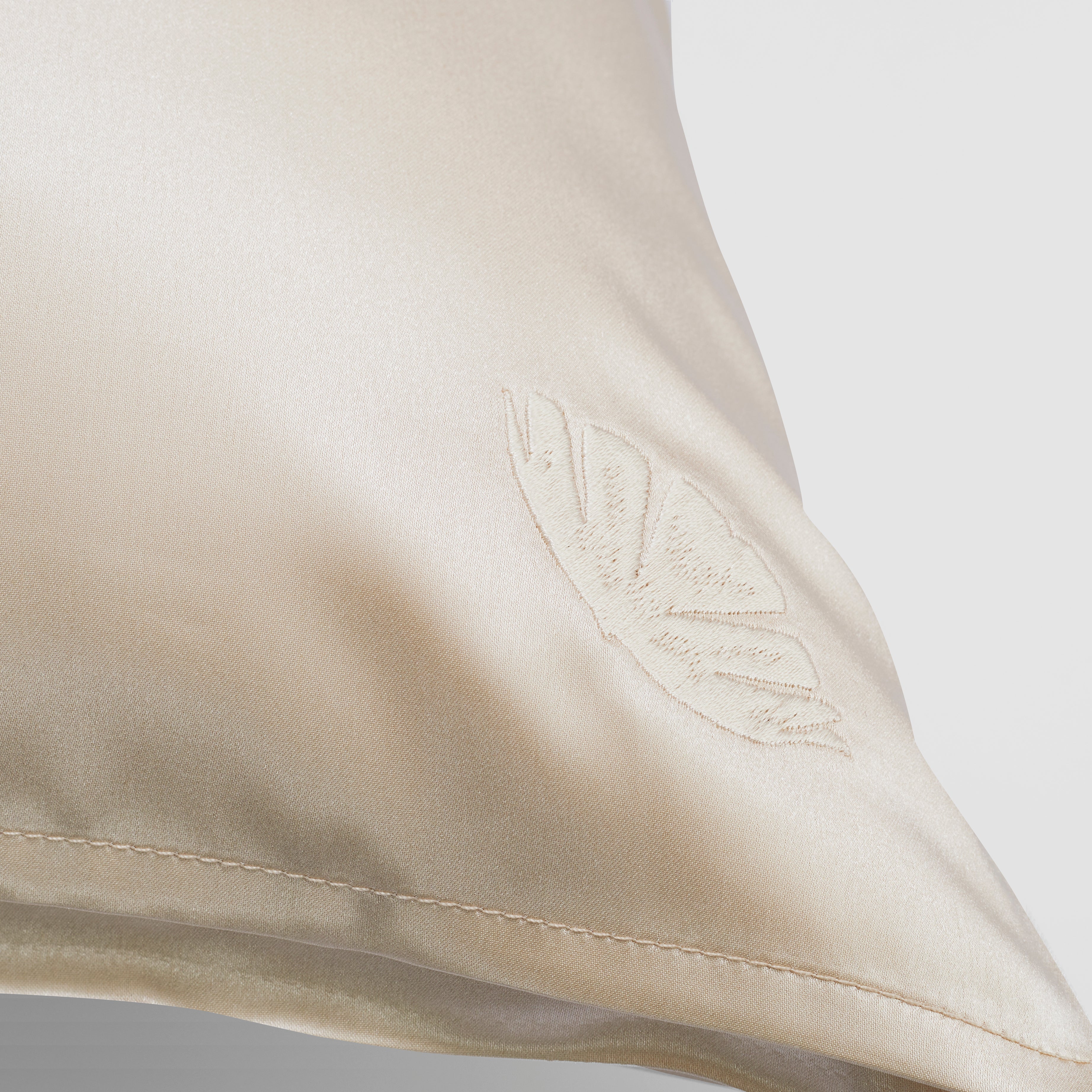 La Seta Silk Pillowcase with Embroidery