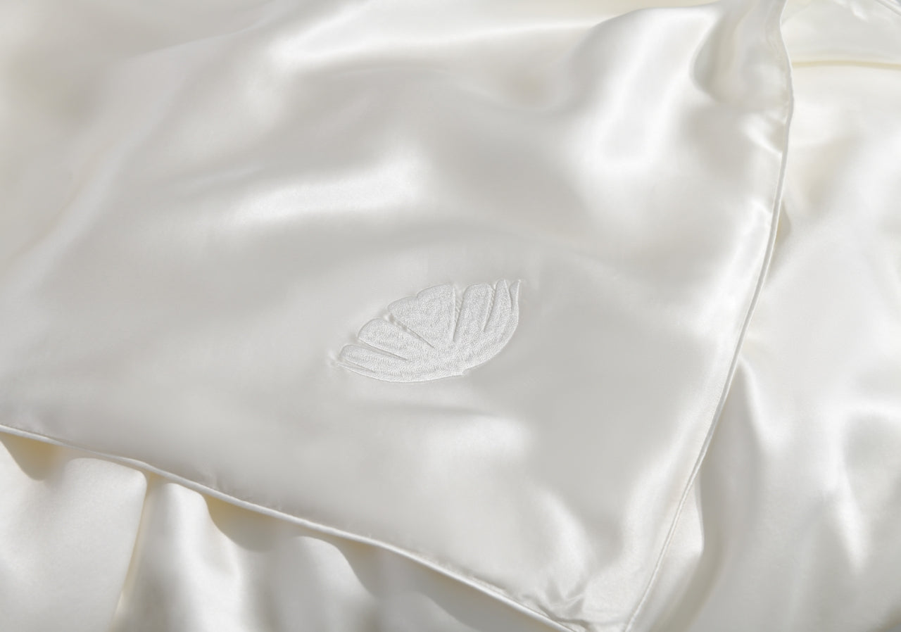 Lightweight summer silk comforter, 100% mulberry silk filling, breathable  and cooling for hot weather. Perle Silk