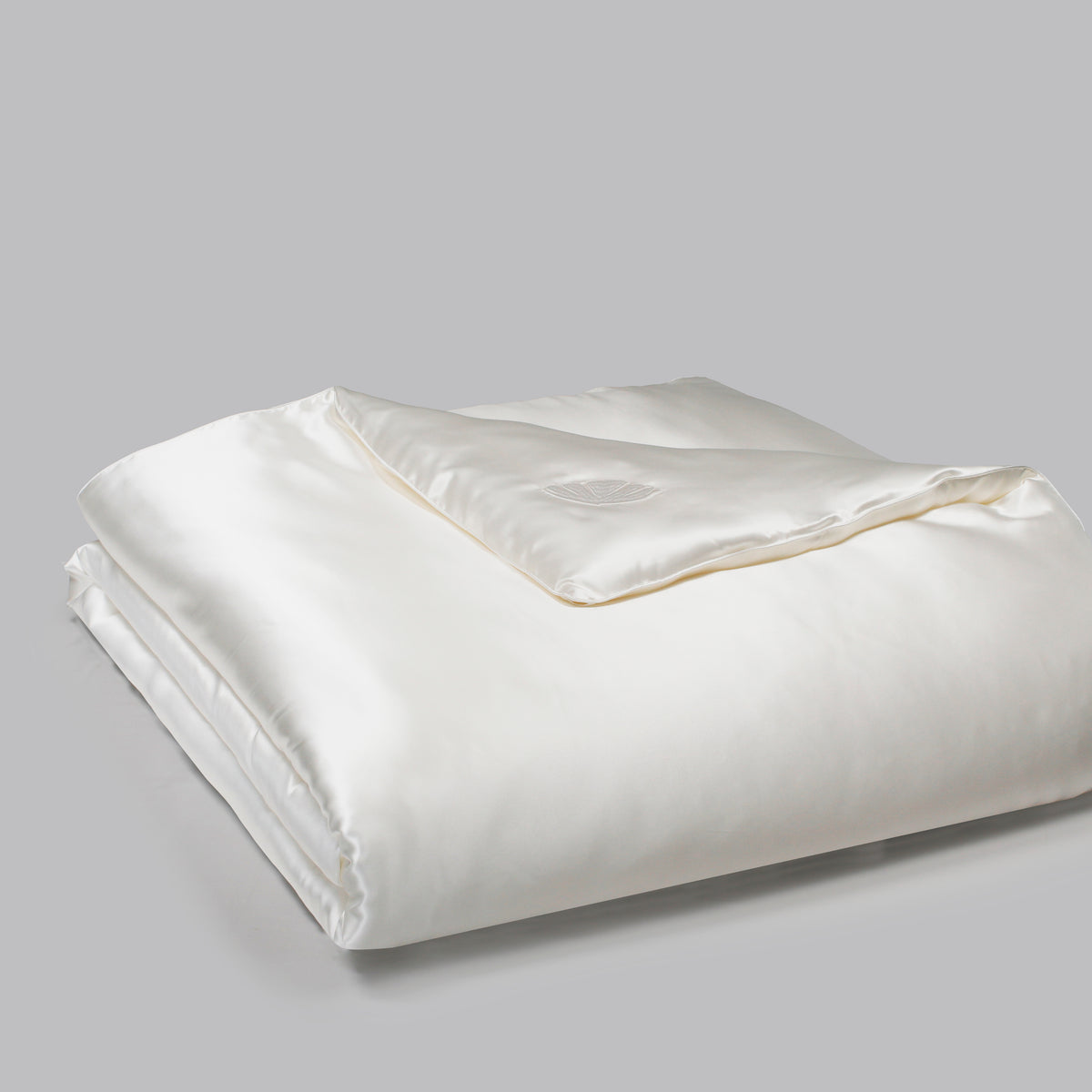 Luxury Silk Comforter – Hypoallergenic & Breathable Bedding